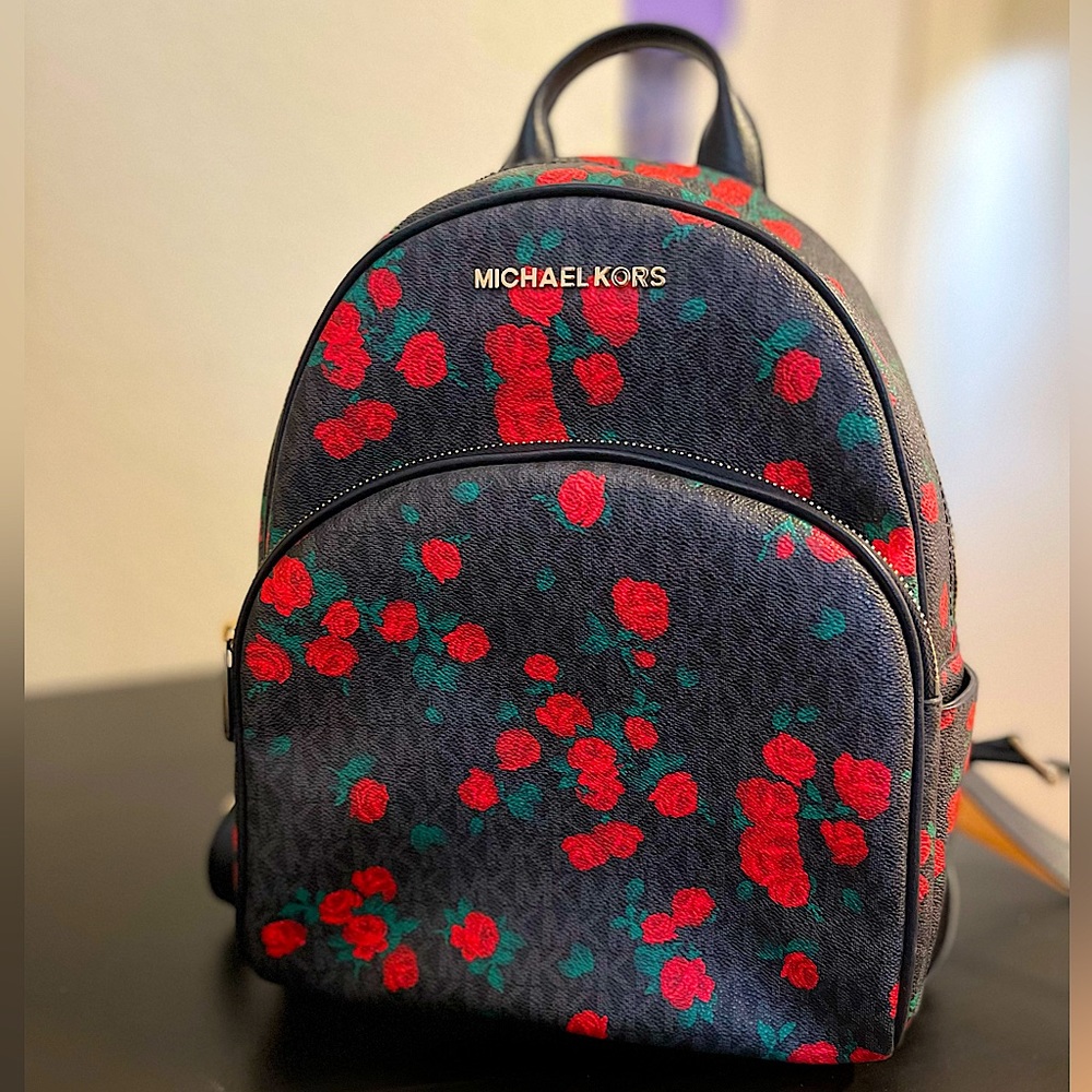*MICHAEL KORS BACK PACK*